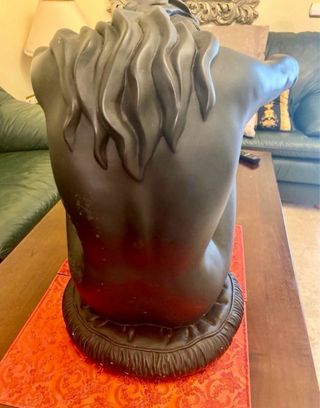 Mesa de centro con figura de mujer