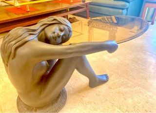 Mesa de centro con figura de mujer