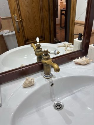 Mueble baño espejo lavabo grifo apliques