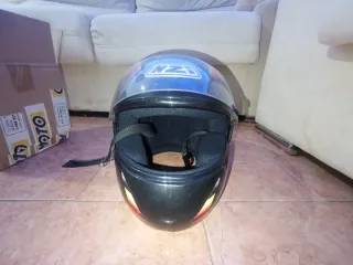 Casco integral NZI con diseño deportivo