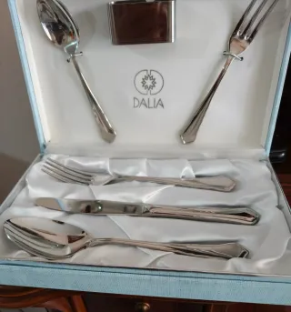 Juego cubiertos y servilletero marca DALIA platead