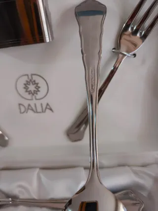 Juego cubiertos y servilletero marca DALIA platead