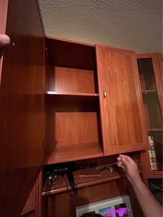 Mueble de madera y cristal