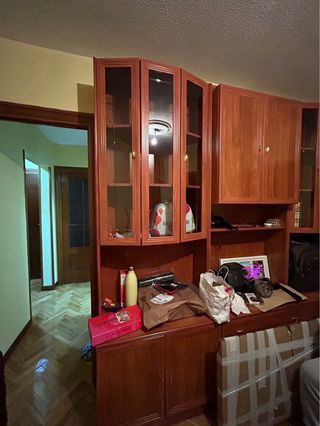 Mueble de madera y cristal