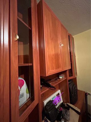 Mueble de madera y cristal