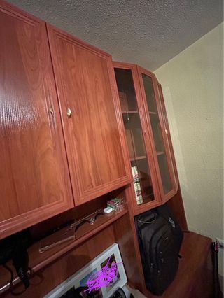 Mueble de madera y cristal