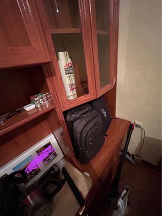 Mueble de madera y cristal