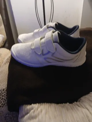 Tenis Blancos con Velcro