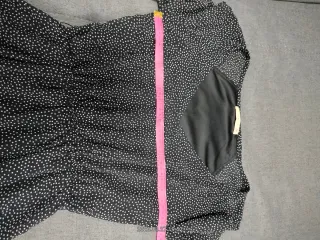 Vestido negro con lunares blancos