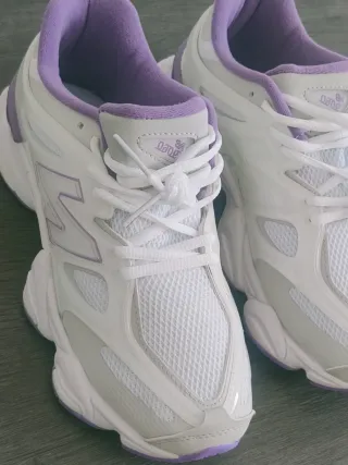Zapatillas New Balance Blancas y Moradas