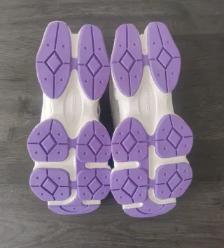 Zapatillas New Balance Blancas y Moradas