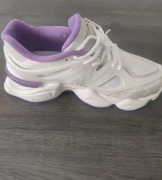 Zapatillas New Balance Blancas y Moradas