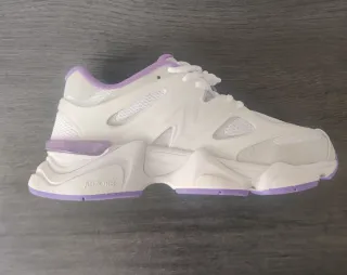 Zapatillas New Balance Blancas y Moradas