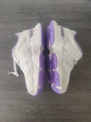 Zapatillas New Balance Blancas y Moradas