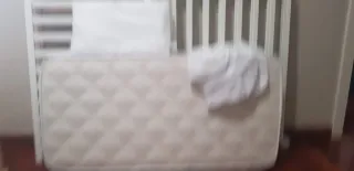 Cuna de bebé blanca con ruedas. Regalo colchón