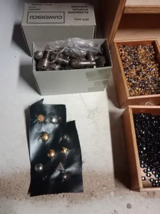 Remachadora y accesorios para bolsos