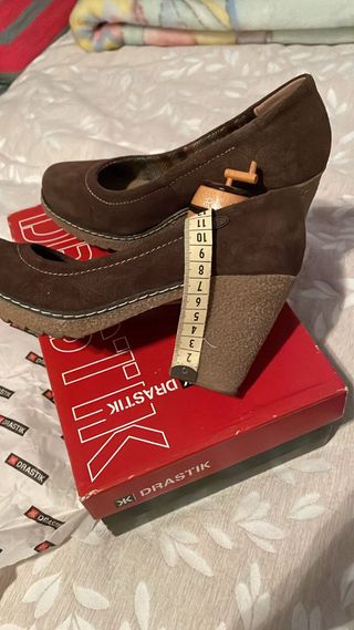 Zapatos tacón ancho Drastik marrones