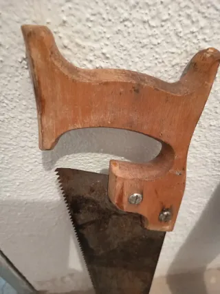 2 Serruchos manuales de madera
