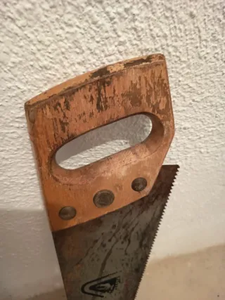 2 Serruchos manuales de madera