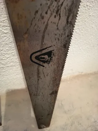 2 Serruchos manuales de madera