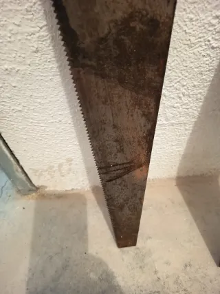 2 Serruchos manuales de madera