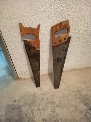 2 Serruchos manuales de madera