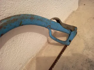 Sierra de mano curva azul