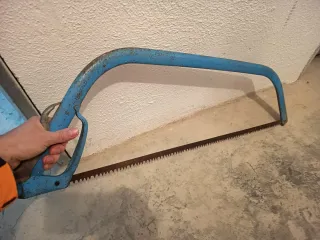 Sierra de mano curva azul