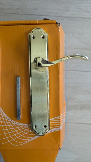 Manivela dorada satinada para puerta.
