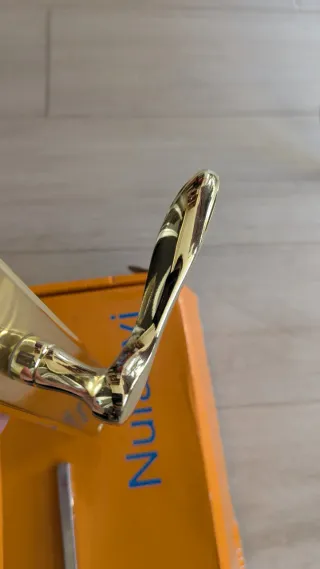 Manivela dorada satinada para puerta.