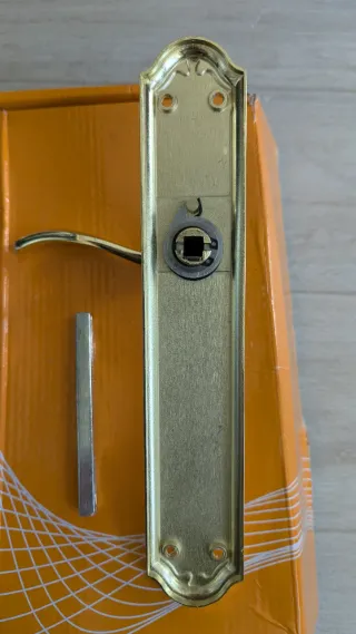 Manivela dorada satinada para puerta.