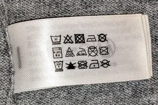 Vestido de punto gris cuello alto