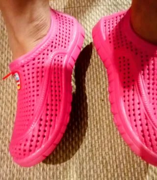 Bailarinas de plástico con agujeros