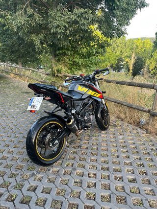 Moto Voge 125R Negra y Amarilla