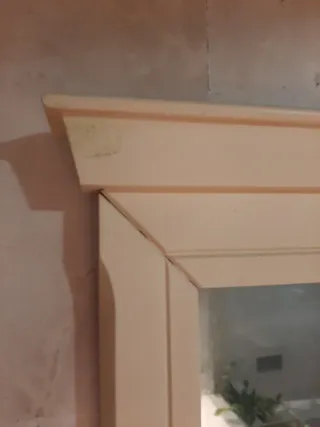 Espejo madera blanco roto hoy.Urge.