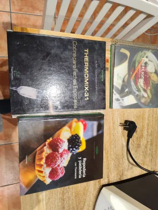 Thermomix TM31 + accesorios + libros