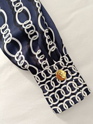 Blusa azul marino estampado cadenas Zara