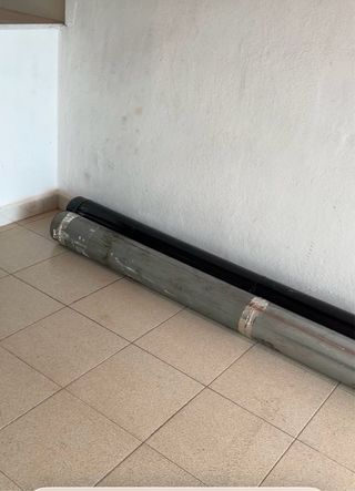 Chimenea estufa de leña negra con detalles