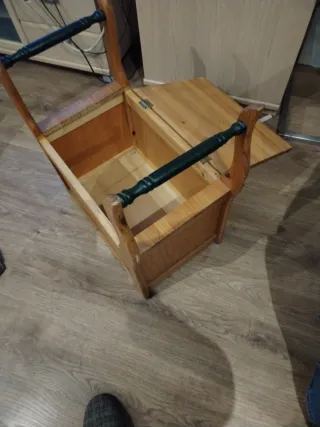 Arcón de madera decorado con pájaro