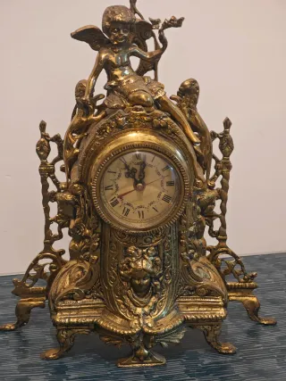 Reloj y candelabros antiguos
