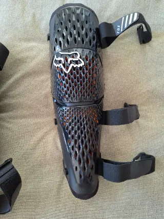 Rodilleras Fox Titan Pro D30 Negras Talla L/XL