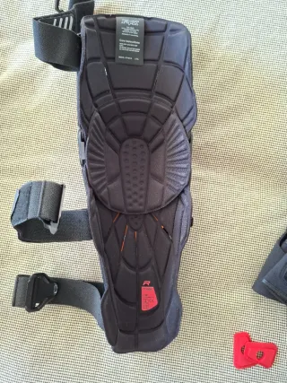 Rodilleras Fox Titan Pro D30 Negras Talla L/XL