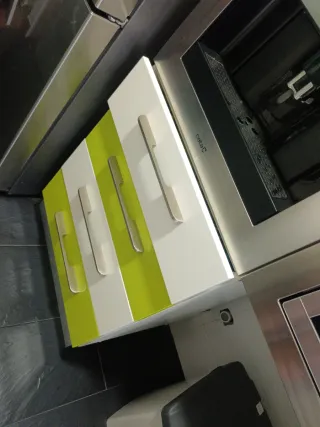 Cajonera verde y blanca