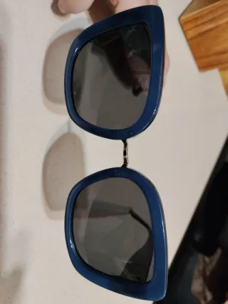 Gafas de sol azules y negras