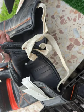 Guantes de boxeo Outshock negros y naranjas
