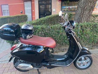 Vespa Primavera Negra con Baúl. 24850km reales