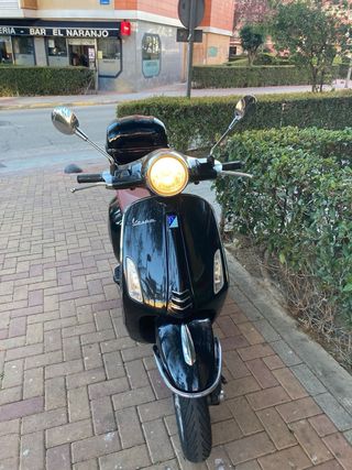 Vespa Primavera Negra con Baúl. 24850km reales