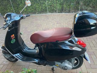 Vespa Primavera Negra con Baúl. 24850km reales