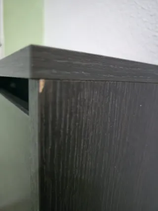 Zapatero de madera oscuro