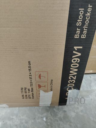 Sgabello da bar, set di 2, sgabelli da cucina con struttura in metallo, altezza 65 cm, con poggiapiedi, per cucina, soggiorno, sala da pranzo, rovere beige e bianco LBC032W09